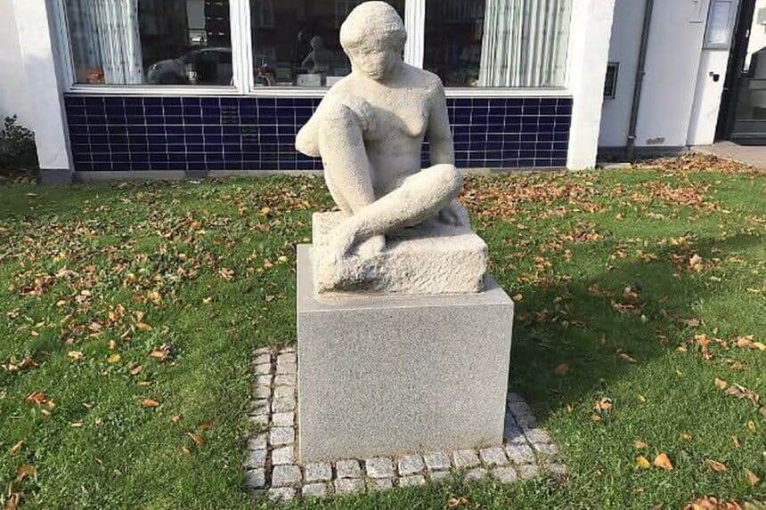 Skulpturen Frk. Bremer Kvindeskikkelse fra 1952 på Jernbanegade i Vamdrup