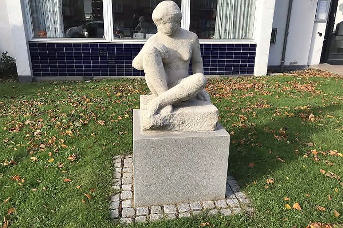 Skulpturen Frk. Bremer Kvindeskikkelse fra 1952 på Jernbanegade i Vamdrup