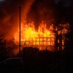 Gårdbrand på Kolding Landevej i Gudsø ved Kolding - flammer slår op fra stråtag og bindingsværk tirsdag aften