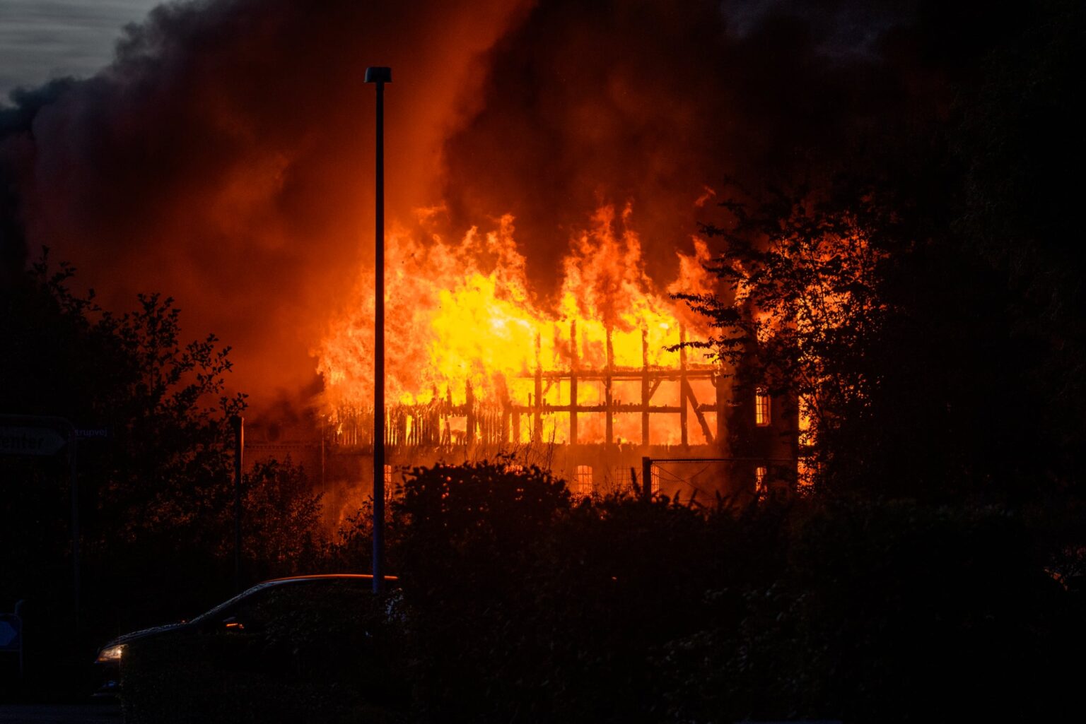 Gårdbrand på Kolding Landevej i Gudsø ved Kolding - flammer slår op fra stråtag og bindingsværk tirsdag aften