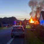 Brandvæsenet kæmper mod gårdbrand på Kolding Landevej i Gudsø