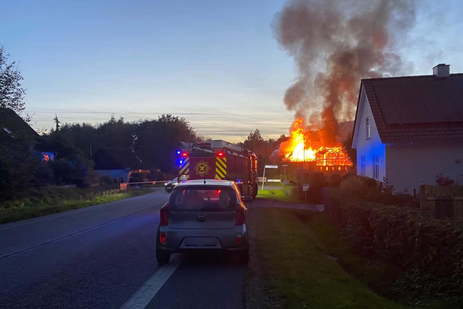 Brandvæsenet kæmper mod gårdbrand på Kolding Landevej i Gudsø