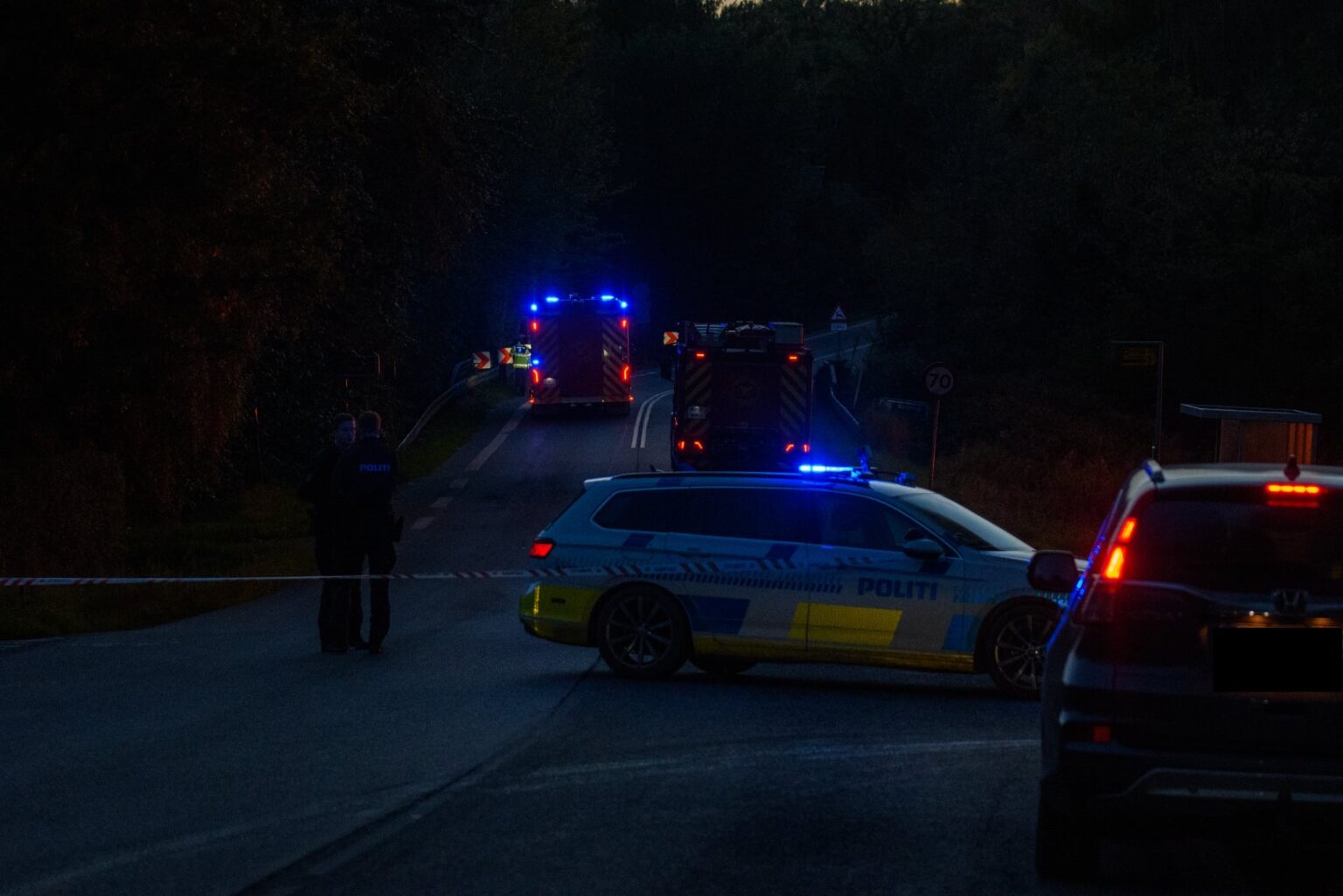 Kolding Landevej spærret af politi ved gårdbrand i Gudsø - omkørsel via afspærring
