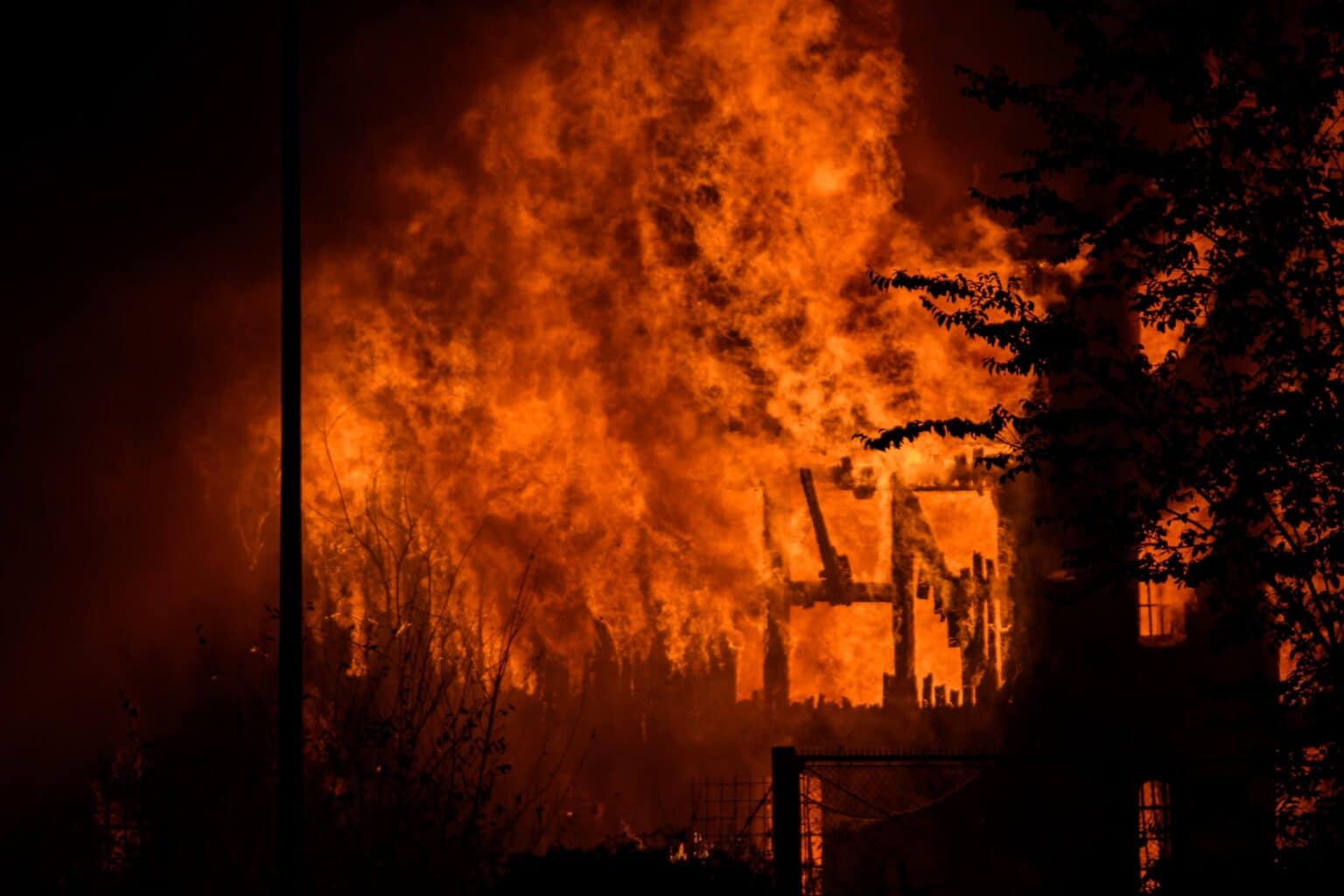 Gammelt bindingsværkshus i flammer ved gårdbrand på Kolding Landevej Gudsø - brandvæsen på stedet
