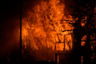 Gammelt bindingsværkshus i flammer ved gårdbrand på Kolding Landevej Gudsø - brandvæsen på stedet