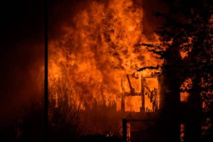 Gammelt bindingsværkshus i flammer ved gårdbrand på Kolding Landevej Gudsø - brandvæsen på stedet