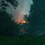 Kraftig røgsøjle og flammer fra gårdbrand i Gudsø set på afstand fra Kolding Landevej