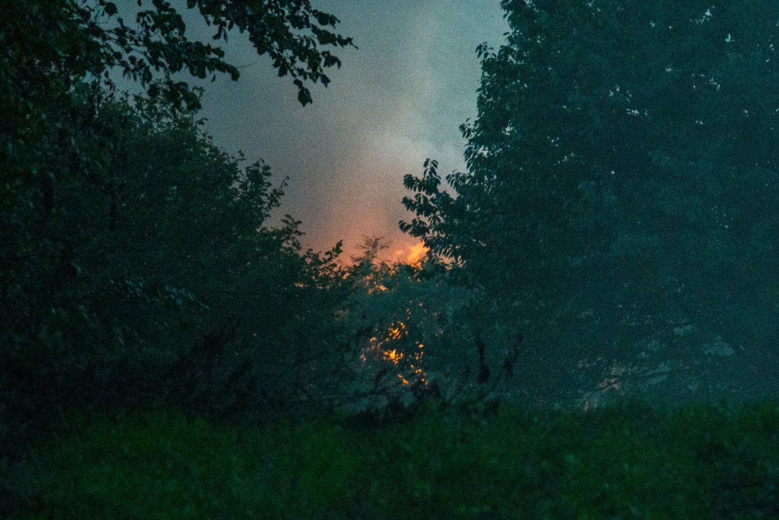 Kraftig røgsøjle og flammer fra gårdbrand i Gudsø set på afstand fra Kolding Landevej