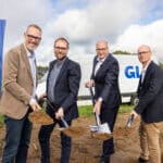 Første spadestik til GLS lagerhotel på Trianglen i Kolding med fire mænd med skovle