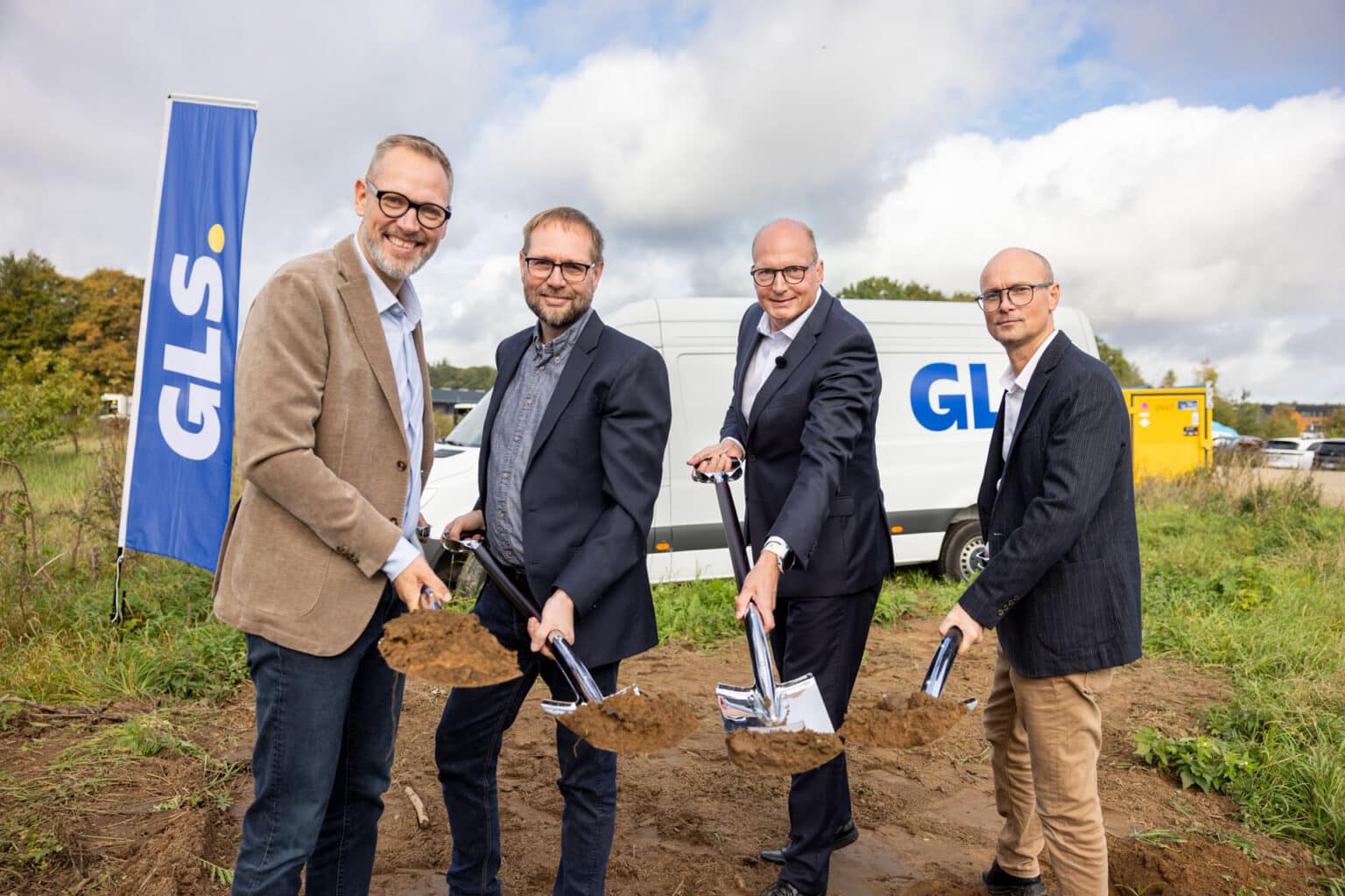 Første spadestik til GLS lagerhotel på Trianglen i Kolding med fire mænd med skovle