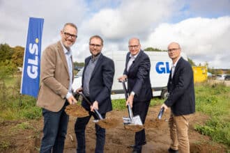 Første spadestik til GLS lagerhotel på Trianglen i Kolding med fire mænd med skovle