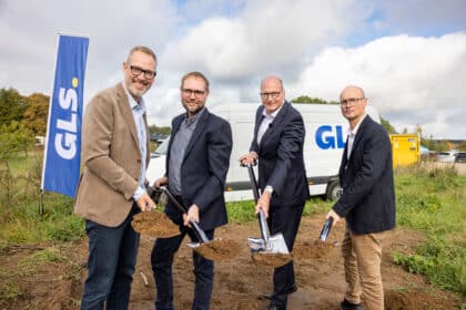 Første spadestik til GLS lagerhotel på Trianglen i Kolding med fire mænd med skovle