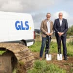 Steen Kristensen fra GLS og borgmester Jakob Ville ved spadestik til lagerhotel i Kolding