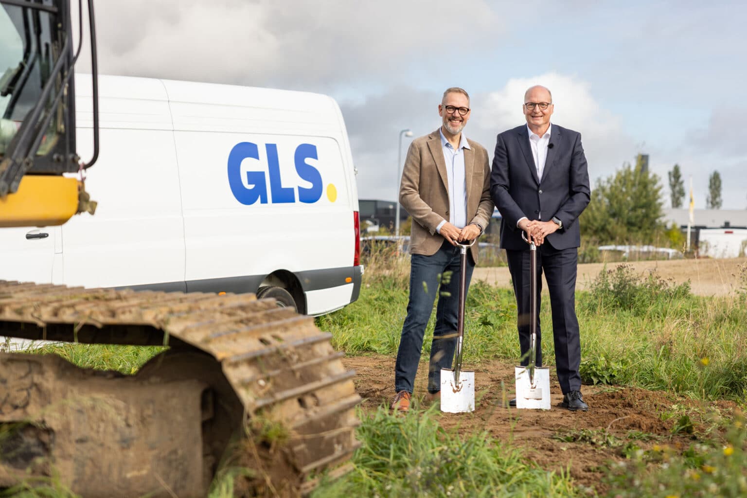 Steen Kristensen fra GLS og borgmester Jakob Ville ved spadestik til lagerhotel i Kolding