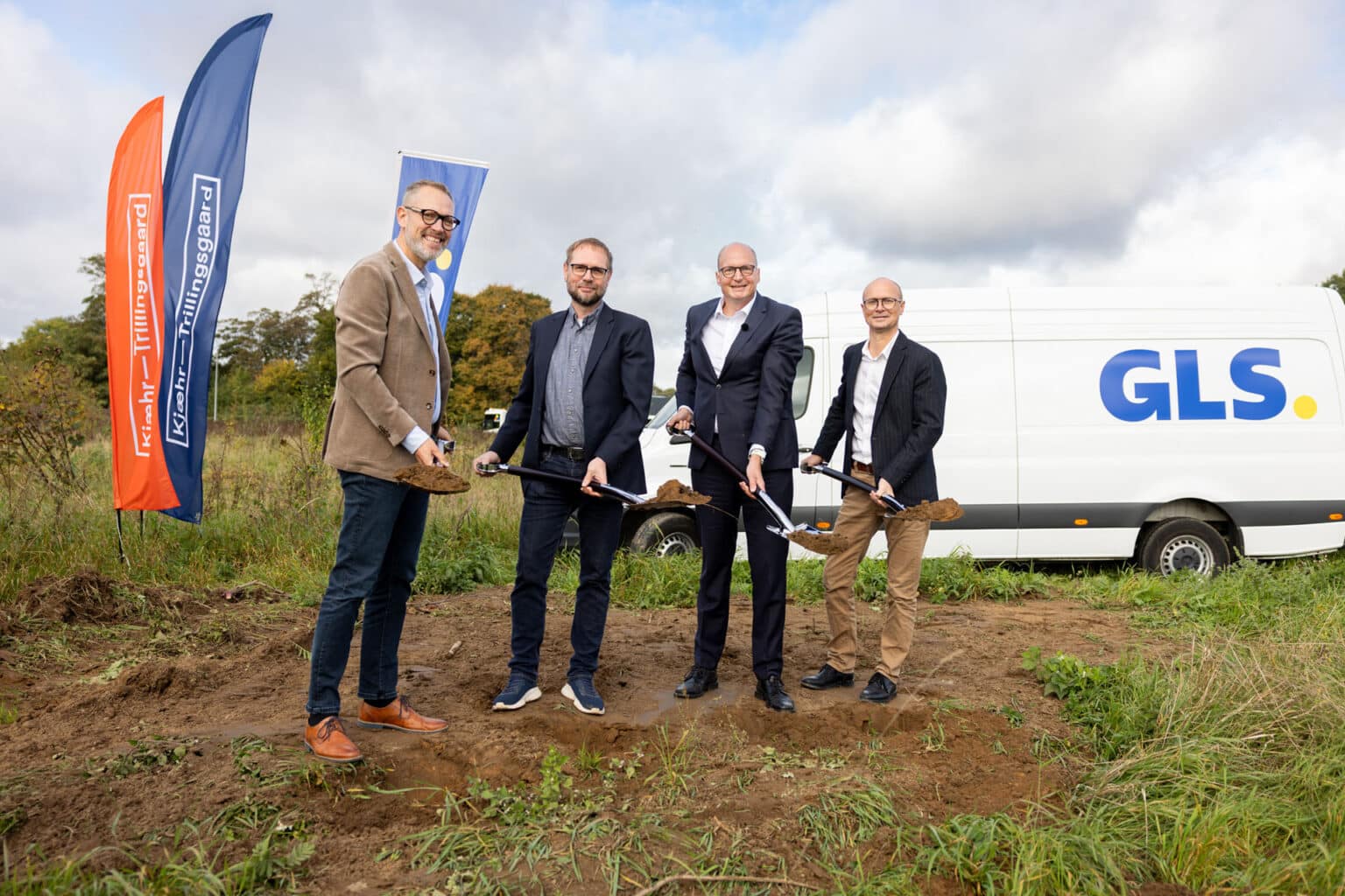 Jakob Ville, Christian Trillingsgaard, Steen Kristensen og Morten Høilund tager spadestik til GLS lagerhotel i Kolding