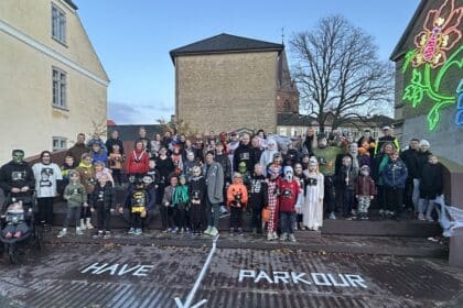 Deltagere i alle aldre i Halloween-kostumer samlet til Scary Run ved GAME Street Hub i Kolding før løbet gennem byen