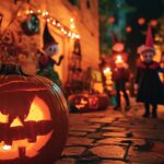 Halloween græskar lyser på vejen mens børn går på slik eller ballade i Kolding