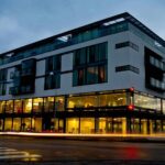 Kolding Bibliotek på Slotssøvejen i Kolding centrum omgivet af efterårsvejr