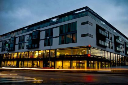 Kolding Bibliotek på Slotssøvejen i Kolding centrum omgivet af efterårsvejr