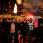 MMA-fighter gør entré med flag og flammer under MMA Galla show i arena