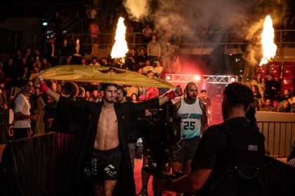 MMA-fighter gør entré med flag og flammer under MMA Galla show i arena