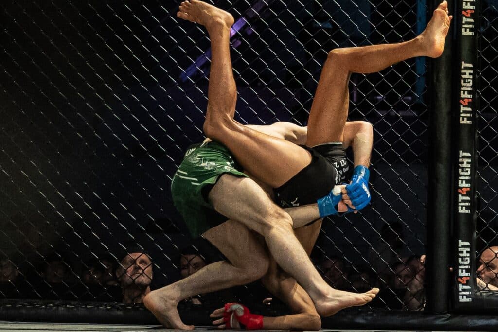 To mandlige MMA-fightere i tæt kamp i buret til MMA Galla