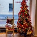 Bamsejuletræ med nissehuer hos Mødrehjælpen i Kolding