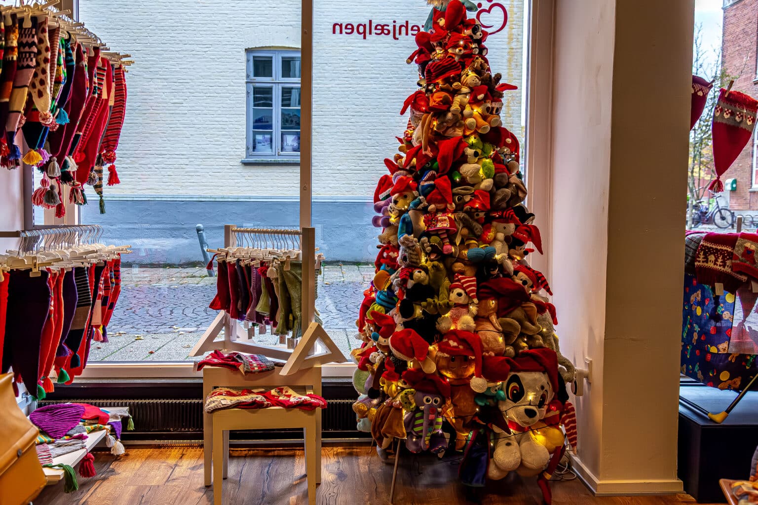 Bamsejuletræ med nissehuer hos Mødrehjælpen i Kolding