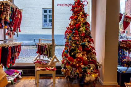 Bamsejuletræ med nissehuer hos Mødrehjælpen i Kolding