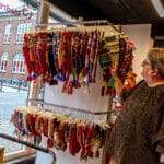 Birgit Christensen ved stativ med nissehuer hos Mødrehjælpen i Kolding