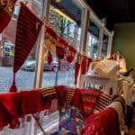 Rødt hav af strikkede nissehuer i vindue hos Mødrehjælpen Kolding