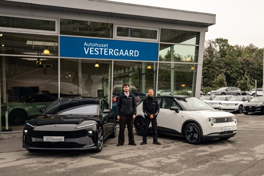 NIO ET5 og Firefly hos Autohuset Vestergaard i Kolding med sælger Lukas Haugaard Tournebize og mekaniker Kristian Sørensen