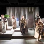 Ensemblet i Omgivet af idioter - fem skuespillere på scenen i Folketeatrets forestilling