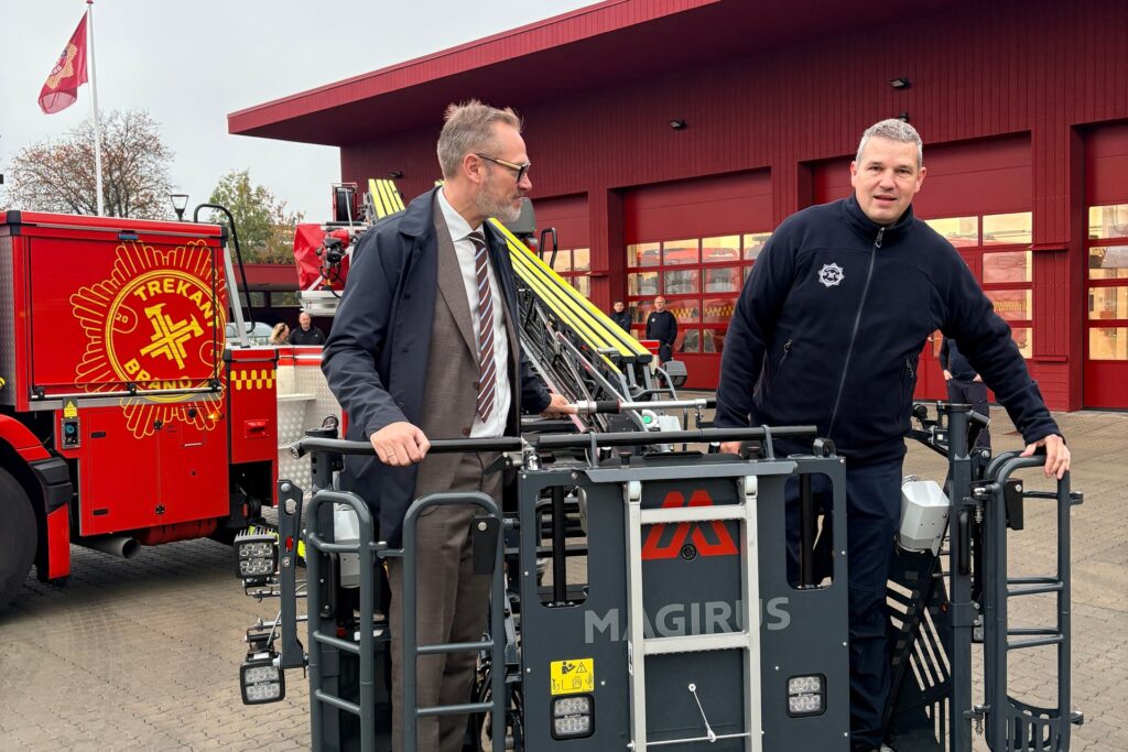 Borgmester Jakob Ville fik tur op i ny 32 meter redningsstige på Station Kolding