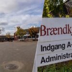 Samlet grafik af Brændkjærskolen i Kolding med indgangsskiltet og skolegården i forbindelse med SFO-ulykke.