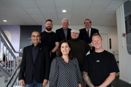 Socialudvalget i Kolding Kommune: Bagerst Niels Henning Bladt, Benny Dall, Søren Rasmussen. I midten Iben Lehmann Rasmussen. Forrest Hamlaoui Bahloul, Susanne Stenstrop Thorsen, Nicolai Boelsmand Asmussen