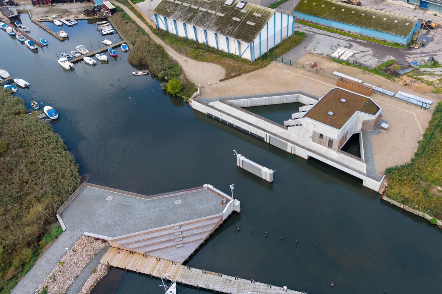 Superpumperne i BlueKoldings nye pumpesluse i Kolding Havn sættes på natarbejde for at stoppe havet