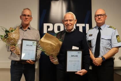 Kim og Leif fra Taulov med diplom og blomster efter at have reddet 89-årig kvinde ud af brændende hus