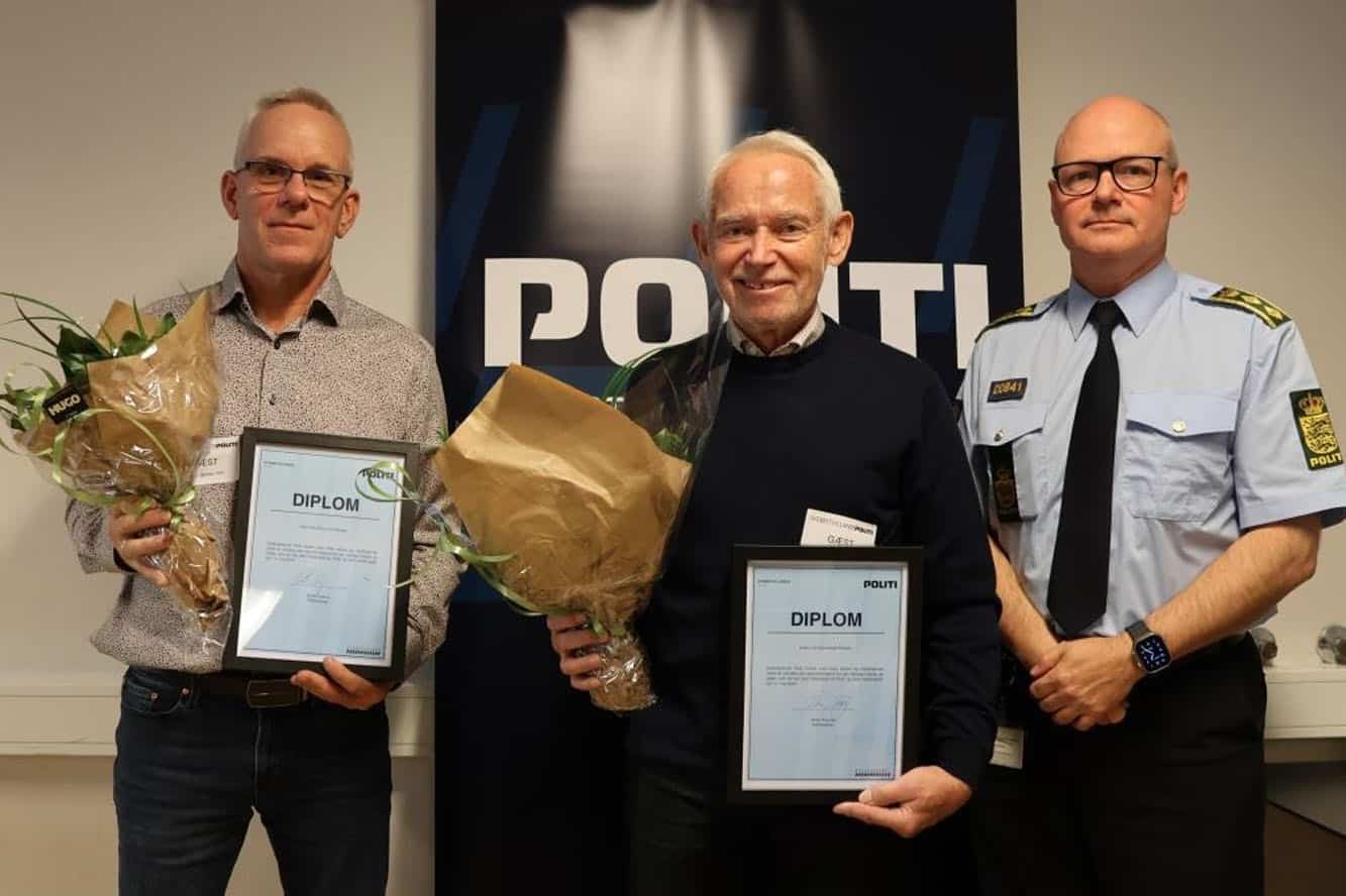 Kim og Leif fra Taulov med diplom og blomster efter at have reddet 89-årig kvinde ud af brændende hus