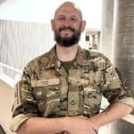 Thomas Dokkedahl i uniform fra Flyverhjemmeværnet til undervisning på IBA Erhvervsakademi Kolding på Uniform på jobbet-dag