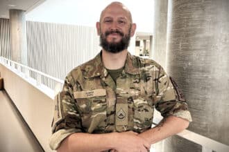 Thomas Dokkedahl i uniform fra Flyverhjemmeværnet til undervisning på IBA Erhvervsakademi Kolding på Uniform på jobbet-dag
