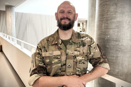 Thomas Dokkedahl i uniform fra Flyverhjemmeværnet til undervisning på IBA Erhvervsakademi Kolding på Uniform på jobbet-dag