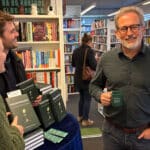 Torben Kjær Madsen i samtale med læsere ved reception for bogen Procentprincippet i boghandel
