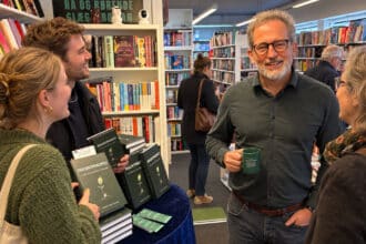 Torben Kjær Madsen i samtale med læsere ved reception for bogen Procentprincippet i boghandel