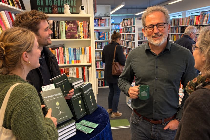 Torben Kjær Madsen i samtale med læsere ved reception for bogen Procentprincippet i boghandel