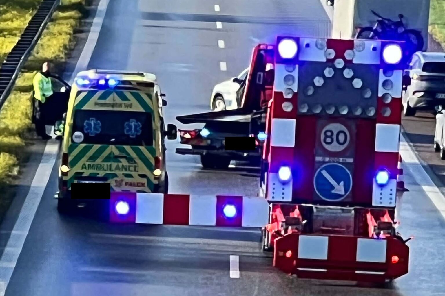 Ambulance og TMA-vogn på E45 ved Hylkedal efter uheld under køkørsel