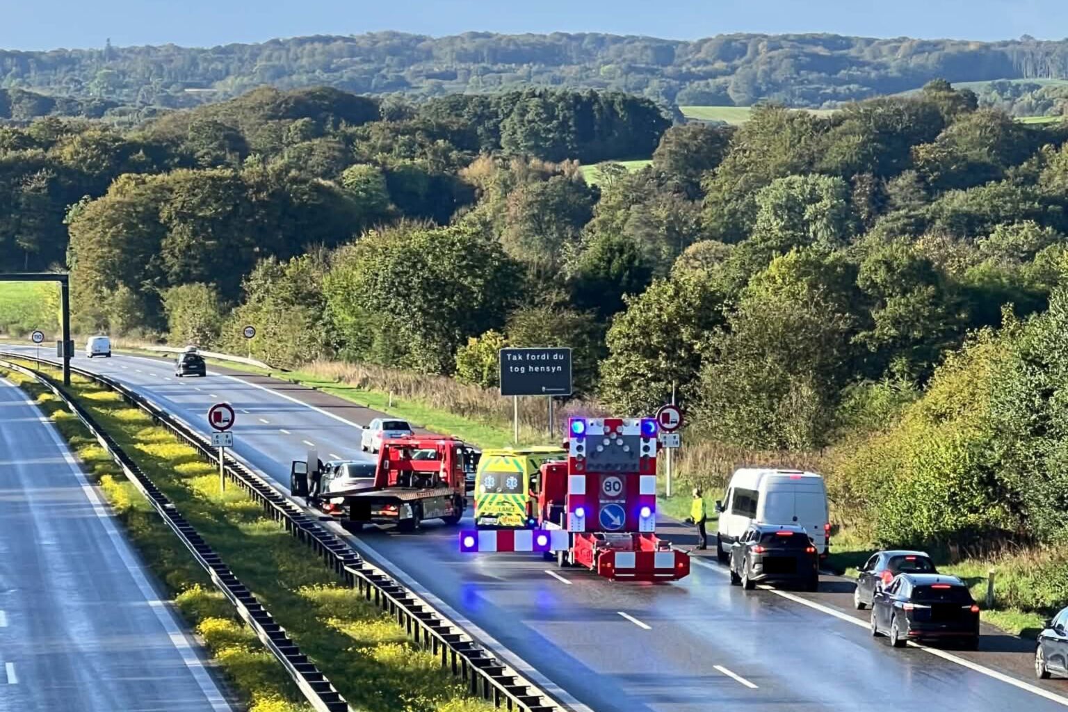 Overblik over kø og udrykning på Sønderjyske Motorvej ved Hylkedal syd for Kolding