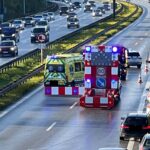 Politi og ambulance spærrer spor på E45 efter uheld ved Hylkedal