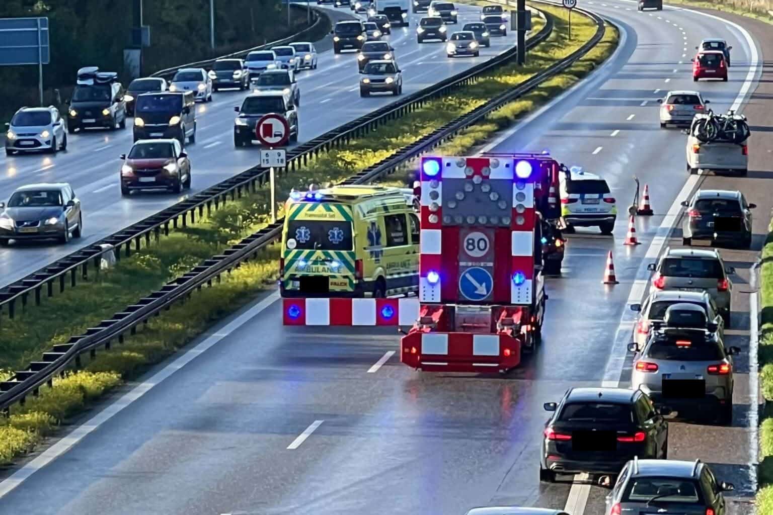 Politi og ambulance spærrer spor på E45 efter uheld ved Hylkedal