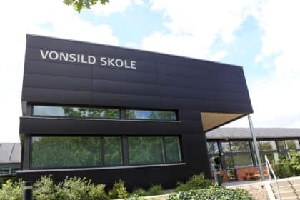 Elever på Vonsild Skole skal fra mandag pakke computere væk i pauserne og spille brætspil